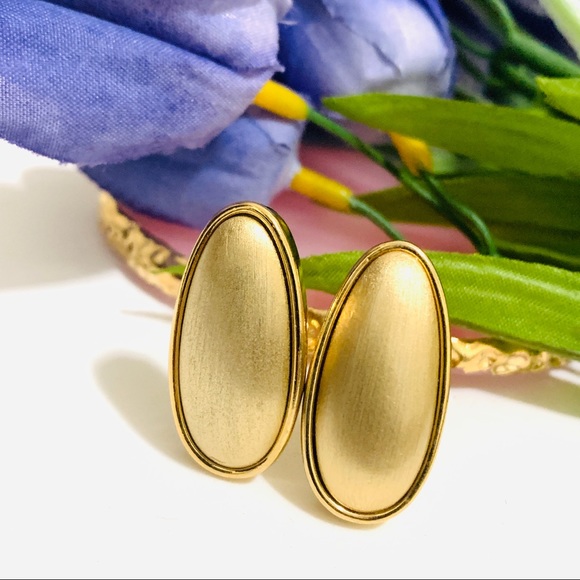🌹Vintage Monet gold oval shape clip on earring - Picture 5 of 15